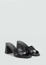 Sandalias de tacón bloque color negro, con diseño destalonado y tiras cruzadas en la parte delantera.