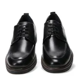 Zapato de vestir tipo derby para hombre, confeccionado en cuero negro con acabado texturizado y liso en la puntera. Presenta cordones al tono y suela de goma con detalle de vira en color marrón.