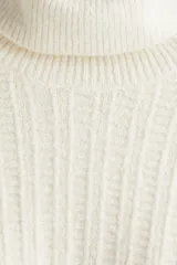 Polera de punto texturizado con cuello alto acanalado, de manga larga y corte estándar con puños y bajo acanalados.