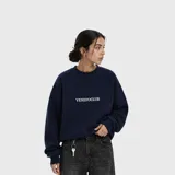 Sweater de punto acanalado en color azul marino, con cuello redondo y diseño holgado. Presenta el logo de la marca bordado en el centro del pecho.