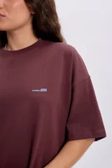 Remera oversize color bordó con estampa tipográfica en celeste en la parte trasera.