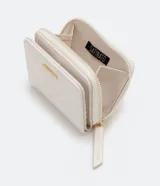 Billetera pequeña color blanco con textura geométrica de triángulos. Tiene cierre perimetral con cremallera, monedero interno con cierre, múltiples ranuras para tarjetas y logo metálico dorado en la esquina inferior.