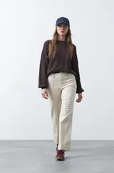 Sweater negro de tejido tramado con relieve, de calce cómodo y cuello redondo.