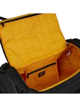 Bolso tipo duffel de Caterpillar en color negro, con detalles en amarillo y tiras ajustables. Cuenta con múltiples compartimentos, correas acolchadas y espacio para laptop.