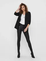 Blazer regular fit color rosado viejo, con cuello solapa, mangas 3/4 y bolsillos frontales ribeteados.