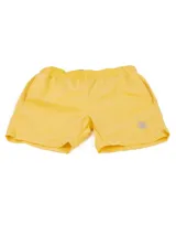 Short de baño amarillo con cintura elástica y logo pequeño en la pierna.