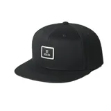 Gorra tipo snapback de cinco paneles con visera plana y ajuste profundo. Presenta un parche rectangular con el logo de la marca en el frente.