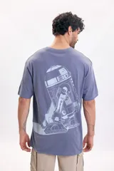 Remera oversize de manga corta en color azul piedra, con estampa en la espalda del personaje R2-D2 de Star Wars en tonos celestes.
