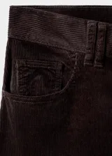 Pantalón de pana de tiro alto con diseño wide leg, cierre de botón y cremallera, trabillas para cinturón y cinco bolsillos.