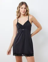 Chemise color lila con breteles finos regulables y apliques de encaje en escote y ruedo.