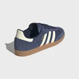 Championes Adidas Samba OG de ante azul marino con las tres tiras características y la presilla del talón en color blanco crema, con suela de goma marrón.