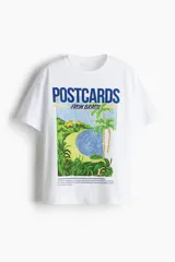Remera blanca de manga corta y cuello redondo, con un estampado gráfico que simula una postal de Brasil, mostrando una playa tropical con palmeras y vegetación.