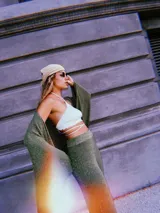 Top de hilo negro tejido de punto, modelo halter, con tiras para atar en la nuca y en la espalda.