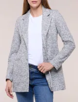 Blazer de tejido de punto jaspeado, de corte clásico y informal con largo medio, solapa de muesca tradicional, cierre frontal de doble botón y bolsillos funcionales.