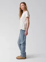 Pantalón de jean de corte recto y tiro alto, en tono celeste claro. Cuenta con diseño clásico de cinco bolsillos y cierre frontal con cremallera y botón.