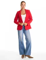 Blazer sastrero entallado color beige, con cuello de solapa, cierre frontal con un botón a tono y hombreras estructuradas. Presenta bolsillos laterales con solapa y forro interno.