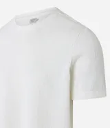 Remera de manga corta y cuello redondo, confeccionada en tejido de media malla con textura vertical. Presenta un diseño minimalista y ligero, ideal para un uso versátil y cómodo.