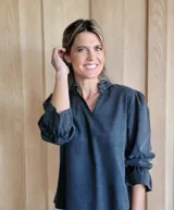 Blusa de algodón con cuello mao y volados, mangas largas con puños elásticos y corte holgado.