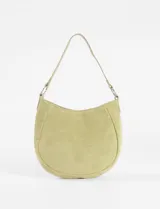 Cartera de hombro negra de gamuza con detalle de cordones entrelazados y ojales metálicos plateados en el borde. Tiene una correa de hombro y una correa larga extraíble para llevar cruzada.