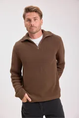 Sweater verde oscuro de punto con cuello alto y cierre de cremallera parcial. Tejido de canalé vertical.