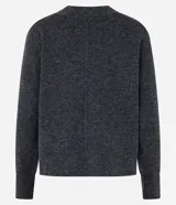Suéter gris melange de punto con cuello redondo y manga larga.