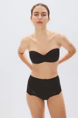 Soutien strapless de microfibra color negro, con copas acolchadas y tirantes finos ajustables y desmontables.