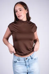 Top blanco de manga corta japonesa y cuello alto, confeccionado en poliéster y elastano, de diseño ajustado al cuerpo.