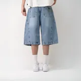 Bermuda de jean estilo baggy, con corte holgado y diseño de tiro medio. Presenta costuras laterales reforzadas, bolsillos traseros amplios y ruedo con terminación clásica.