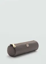Funda cilíndrica de color gris oscuro con cierre de cremallera metálico dorado y detalle de logo con la letra M en el frente.