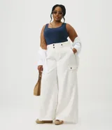 Blusa musculosa Ashua de poliamida color azul marino, con escote en U y tirantes anchos, diseñada para realzar la figura con un calce cómodo y adaptable.
