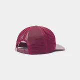 Gorra tipo trucker bordó, con frente de cuero sintético y paneles traseros de malla. Cuenta con visera plana y diseño con escudo bordado en la parte frontal.