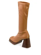Bota de caña media color verde militar, con plataforma y taco cuadrado.