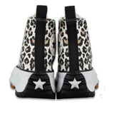 Championes de caña alta Converse Run Star Hike con estampado animal print en tonos beige y negro.