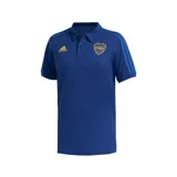 Chomba azul con cuello clásico y tapeta de botones. Presenta las tres tiras características de Adidas en los hombros y el logo de la marca bordado en dorado en el pecho. También incluye el escudo del club Boca Juniors bordado en el pecho.