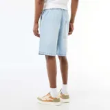 Bermuda de jean de corte holgado y diseño clásico, con cintura elástica y cordón ajustable.