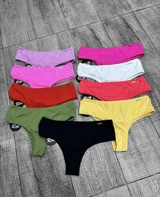 Bombacha de bikini de tiro alto, lisa, con diseño vedetina y detalle de placa metálica con logo en la parte trasera.