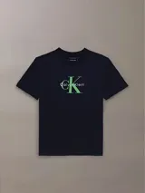 Remera azul marino de algodón con logo de Calvin Klein estampado en verde en el pecho.
