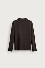 Camiseta slim fit de manga larga y cuello redondo, confeccionada en tejido de algodón elastizado de color marrón oscuro.