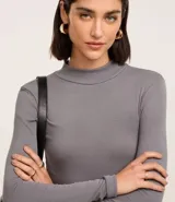 Blusa negra de rib de viscosa sostenible, con cuello alto y mangas largas.