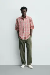 Camisa de manga larga relaxed fit a cuadros en tonos rosados, rojos y celestes. Cuenta con cuello abotonado, bolsillo de parche en el pecho y cierre frontal con botones.