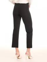 Pantalón cigarette Allie Rose color marrón, de tiro alto, confeccionado en tejido elastizado. Presenta un corte ajustado que se mantiene recto hacia el ruedo, terminando por encima del tobillo. Diseñado con pretina ancha y plana sin cierres ni botones, y una costura vertical pronunciada a lo largo de cada pierna.