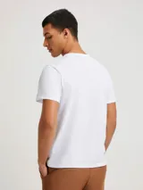 Camiseta celeste de corte slim, cuello redondo y manga corta.