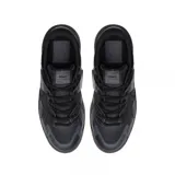 Championes Lacoste modelo Court LT, de diseño urbano en color negro. Presentan una estructura robusta con paneles de cuero y material sintético, cierre de cordones, suela de goma resistente y el icónico logo del cocodrilo en el lateral.