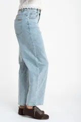 Jean de corte baggy con tiro medio, confeccionado en algodón de tono celeste claro con acabado lavado.