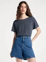 Blusa de manga corta con cuello redondo y estampado de cuadrícula blanca sobre fondo color tostado.