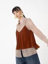 Top de terciopelo fucsia con breteles finos regulables y escote en V con detalle de encaje blanco. Silueta amplia y corte holgado.