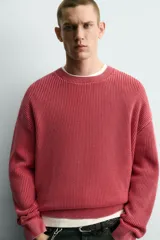 Sweater relaxed fit de canalé, color negro con efecto lavado, cuello redondo y manga larga con acabados en rib.
