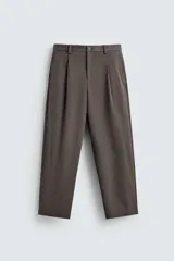 Pantalón de traje wide fit color marrón oscuro con textura, pinzas frontales, bolsillos laterales y cierre con cremallera y botón.