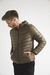 Campera de plumas liviana para hombre, color verde oliva, con capucha, cierre frontal completo y logo de la marca estampado en el pecho.