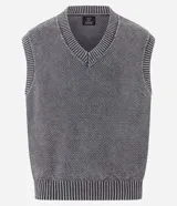 Chaleco masculino de punto color gris con efecto desteñido, corte boxy, cuello en V y barras contrastantes en el cuello y el dobladillo.